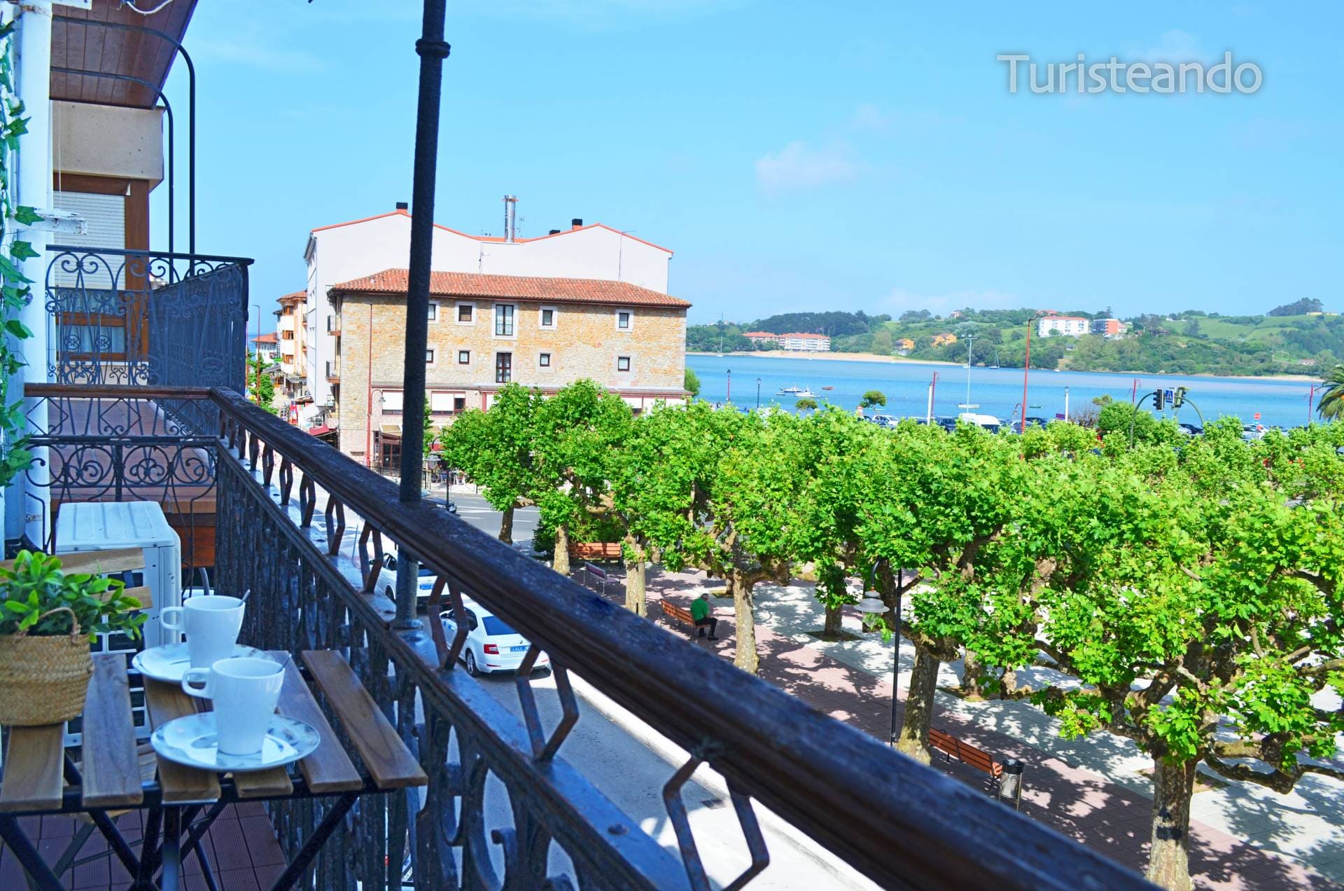 Apartamento Bitácora, en San Vicente de la Barquera, balcón con vistas a la ría y la plaza, aire acondicionado
